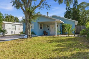 Exterior - Private Pool Paradise 2 Bed House in St. Pete - Relax in Your Own Backyard Oasis (St. Petersburg)