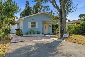Exterior - Private Pool Paradise 2 Bed House in St. Pete - Relax in Your Own Backyard Oasis (St. Petersburg)