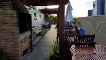 Apartamento clássico, vista para o mar | Opções para refeição ao ar livre