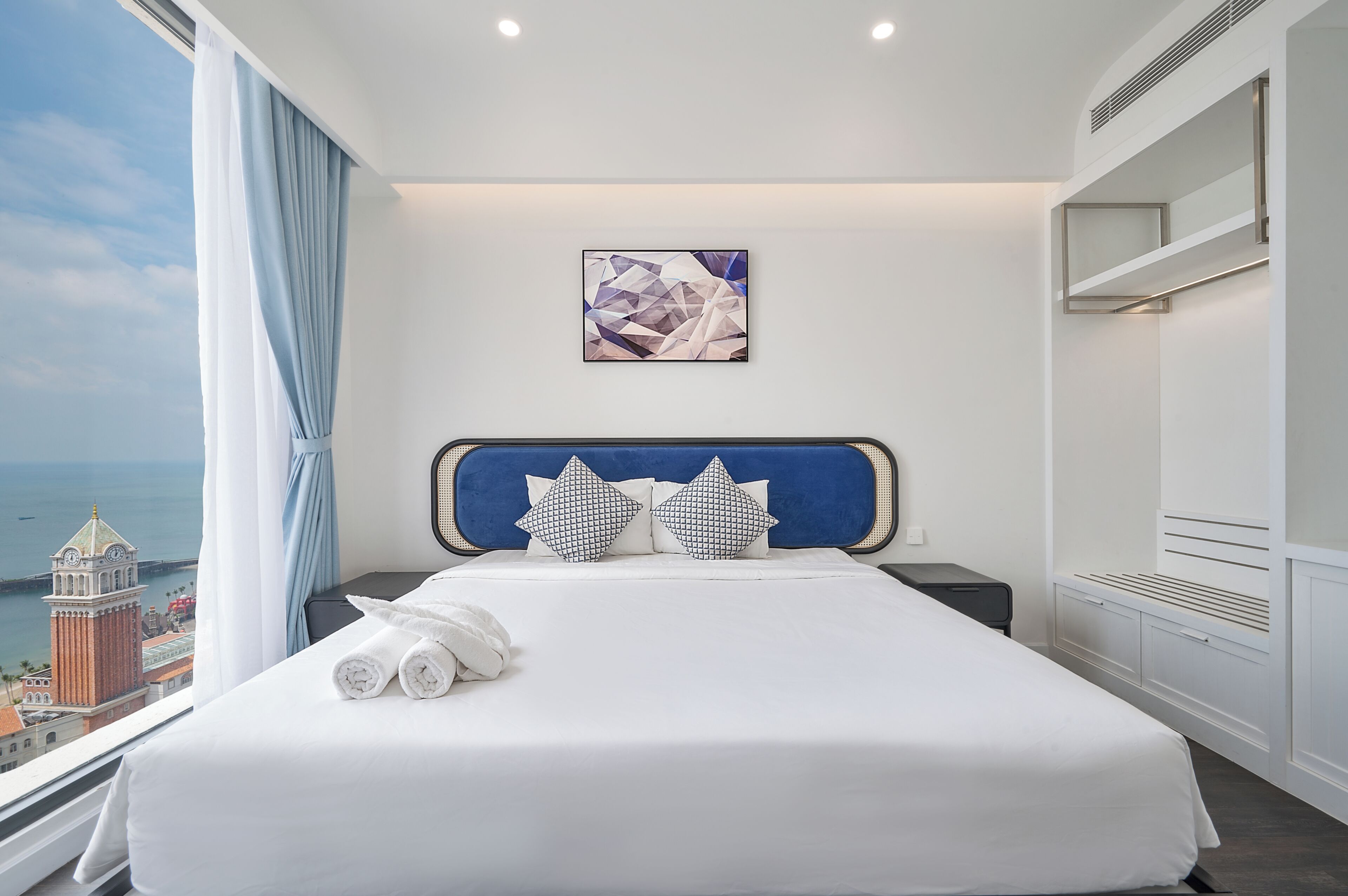 Een minibar, gratis wifi, beddengoed