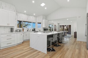 Private kitchen - New! 5bd, 5ba, Spa, Cold Plunge, Gym, Fire pit, Views, Lux, AC, Near Wineries (Vista)