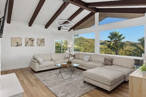 Living area - New! 5bd, 5ba, Spa, Cold Plunge, Gym, Fire pit, Views, Lux, AC, Near Wineries (Vista)