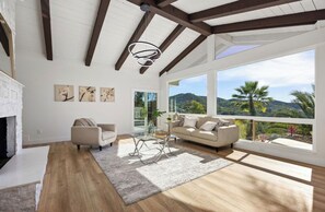 Living area - New! 5bd, 5ba, Spa, Cold Plunge, Gym, Fire pit, Views, Lux, AC, Near Wineries (Vista)
