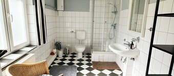 Idyllic location - vacation home for families with dogs 1 hour from Berlin on the lake.