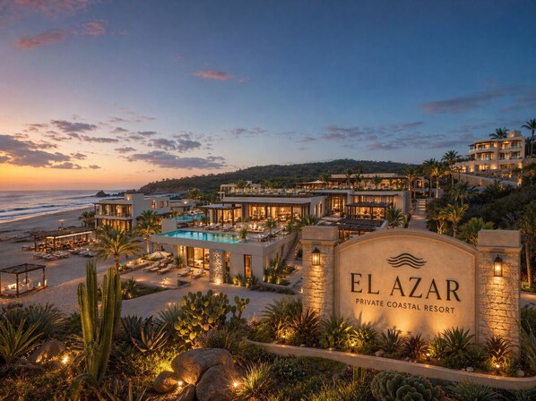 Un resort costero privado con piscina, zonas de descanso y un cartel que dice 'EL AZAR PRIVATE COASTAL RESORT'.