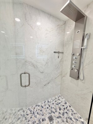 Shower, hair dryer, bidet, towels - The Fairway To Heaven - PGA NATIONAL RESORT & SPA - HEATED POOLS AND MORE (Palm Beach Gardens)