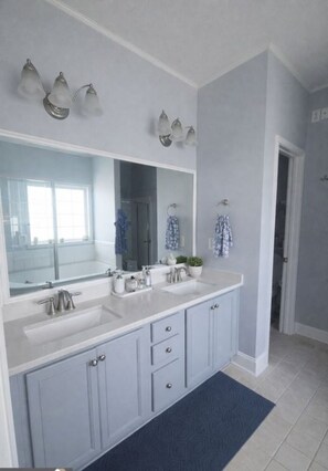 Jetted bath, towels, soap, toilet paper - 5-bedroom luxury retreat in the heart of McDonough, featuring premium comfort (McDonough)