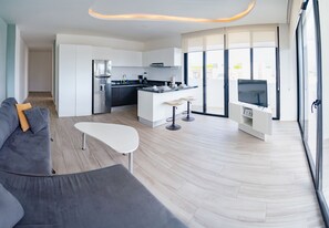 Smart TV - Corner Apartment w/ Large Private Balcony - Pool Rooftop - 3 Blocks to Beach (Playa del Carmen)