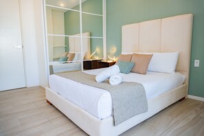 1 bedroom, free WiFi, bed sheets - Corner Apartment w/ Large Private Balcony - Pool Rooftop - 3 Blocks to Beach (Playa del Carmen)