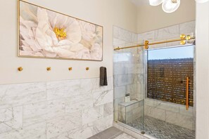 Shower, hair dryer, towels, shampoo - The Ultimate Stay & Play Retreat • 4BR • Sleeps 13 (Chandler)