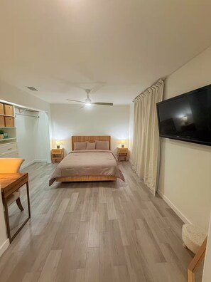 3 bedrooms, desk, iron/ironing board, travel crib - Tropical Getaway (Lehigh Acres)