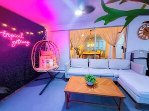 Living area - Tropical Getaway (Lehigh Acres)
