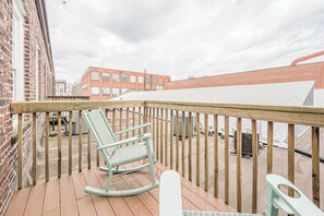Property grounds - Historic Loft in Grant Park 3 less than 3 minute walk to MARTA Rail (Atlanta)