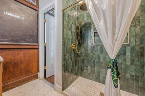 Shower, hair dryer, towels, soap - Historic Loft in Grant Park 3 less than 3 minute walk to MARTA Rail (Atlanta)
