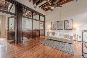 TV - Historic Loft in Grant Park 3 less than 3 minute walk to MARTA Rail (Atlanta)