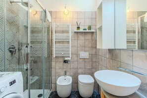 Hair dryer, bidet, towels, soap - The Best View Apartment Torno (Torno)