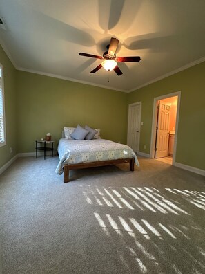 5 habitaciones, tabla de planchar con plancha y cuna de viaje