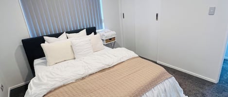 1 bedroom, internet, bed sheets