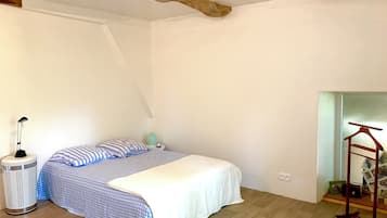4 bedrooms, desk, iron/ironing board, travel crib