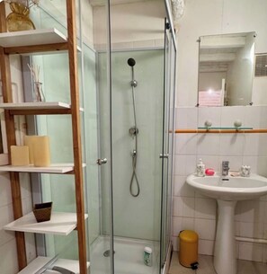 Douche, sĂšche-cheveux, bidet, serviettes fournies