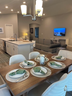 Dining - Cozy, Clean One-Story Home Near Disney Parks! (Davenport)