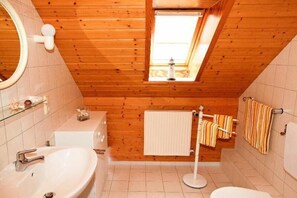 Bathroom - Ferienwohnung H. Liedtke, Wohnung 1 (Burg Fehmarn)