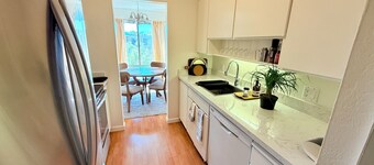 Elevator, Private Parking
Balcony, CalKingBed
Entire rental unit in Wanut creek