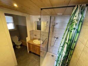 Een douche, een haardroger, handdoeken