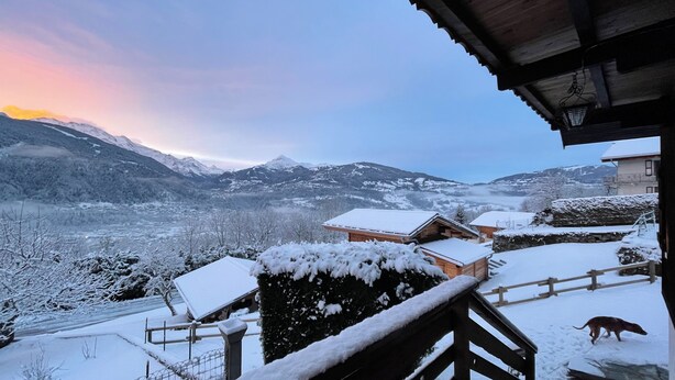 A mountainous landscape with snow-covered houses and a wooden fence. - Superb apartment in a country house (Passy)