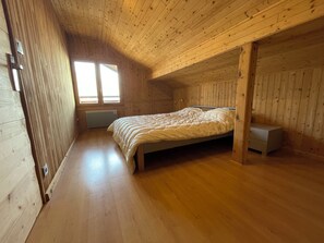 1 habitación, tabla de planchar con plancha y cuna de viaje 