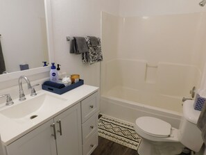 Een haardroger, handdoeken, zeep, shampoo