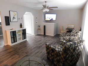 Smart TV - 2-bedroom apartment in adorable Forest Lake with Central Heat and Air. (Forest Lake)