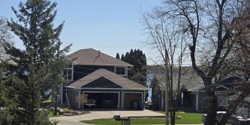 2-bedroom apartment in adorable Forest Lake with Central Heat and Air.