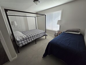 2 bedrooms, iron/ironing board, free WiFi, bed sheets
