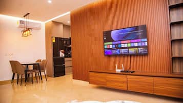 Departamento de lujo, 2 habitaciones, cocina, vista a la ciudad | Interior