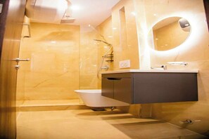 Luxe appartement, 2 slaapkamers, keuken, uitzicht op zee | Badkamer | Een douche, gratis toiletartikelen, zeep, toiletpapier
