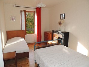 Room - Gîte "Chez Léon" - COURNOLS (COURNOLS)