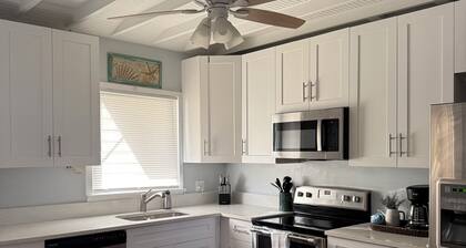 Cozy, historic, 3-bedroom cottage on the intercostal in Lake Worth Beach