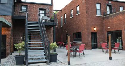 Urban Garden Loft - Historic Charm & Bold Design