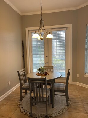 Dining - Sandestin, 1 BR/2 Bath, Sleeps 4, Golf Cart Available! (Miramar Beach)