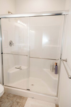 Shower, hair dryer, towels, soap - Modern Home in the Pines - Pine Ridge Retreat - McCall, Idaho (McCall)