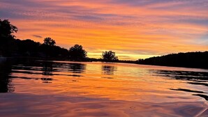 Ein ruhiger Fluss im Abendlicht mit blauem Himmel.