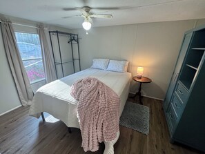 Room - Lake Hartwell 2 bedroom w/ deck & dock!  Plenty of parking for boats on trailers (Anderson)