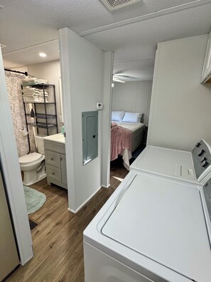 Room - Lake Hartwell 2 bedroom w/ deck & dock!  Plenty of parking for boats on trailers (Anderson)