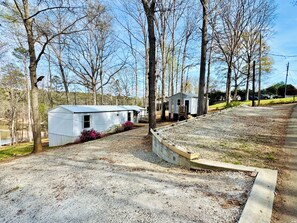 Property grounds - Lake Hartwell 2 bedroom w/ deck & dock!  Plenty of parking for boats on trailers (Anderson)