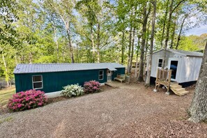 Exterior - Lake Hartwell 2 bedroom w/ deck & dock!  Plenty of parking for boats on trailers (Anderson)