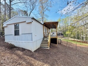 Exterior - Lake Hartwell 2 bedroom w/ deck & dock!  Plenty of parking for boats on trailers (Anderson)
