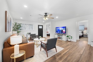 Smart TV, books - *NO FEES* Backyard, Patio, Board Games -Family Friendly- Near NRG, Med Ctr, NASA (Pearland)