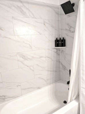 Hair dryer, towels, soap, shampoo - *NO FEES* Backyard, Patio, Board Games -Family Friendly- Near NRG, Med Ctr, NASA (Pearland)