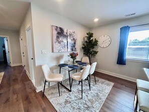 Dining - Peaceful 2-bedroom apartment in charming Media perfect for relaxing stay (Media)